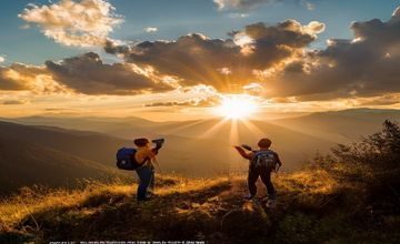 摄影师阿杰在户外使用黄油相机滤镜处理风景照，金色阳光下山峦叠嶂画面壮观